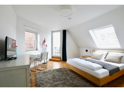 Cosy attic apartment with balcony in super location - Til Leie