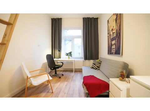 Large, bright and renovated shared room in the Latäng… - השכרה