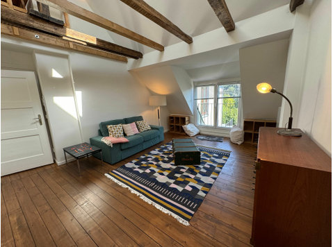 Paradies auf 2 Etagen, 90 qm in liebevoll saniertem Altbau… - Aluguel