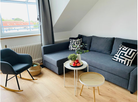 Pure living pleasure 2-room attic apartment in Cologne with… - Za iznajmljivanje