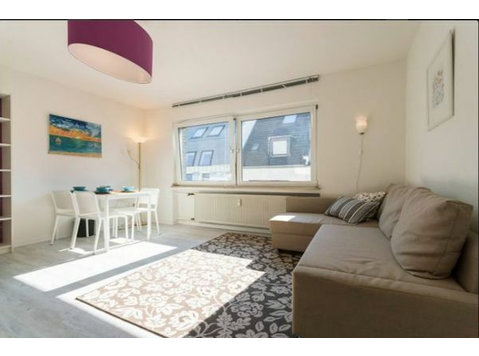 Quiet, bright apartment in the heart of town - Disewakan