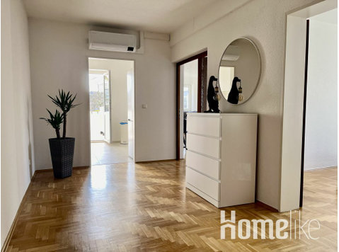 Light-flooded and freshly renovated 3-room apartment in the… - Apartemen