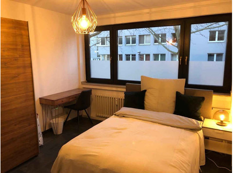Zimmer in der Neue Weyer Straße - דירות