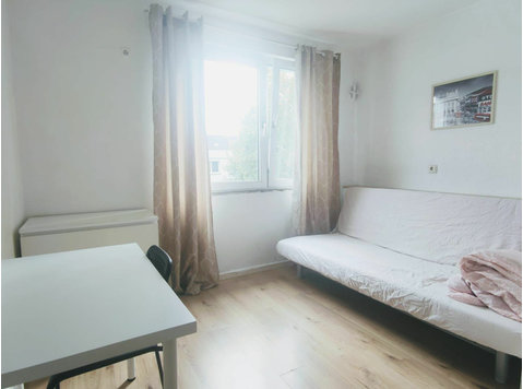 Cozy room in a student flatshare - 空室あり