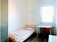 Cozy room in a student flatshare - الإيجار