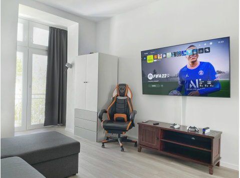 Gamer Wohnung  PS5 & 65 zoll smart TV Apartment für Gaming… - Zu Vermieten