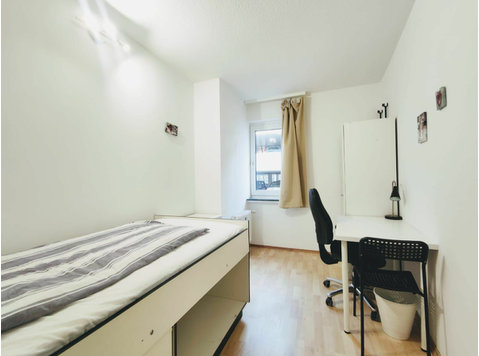 Light furnished room in a WG - 임대