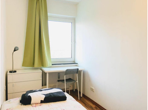 Light furnished room in a WG - Te Huur