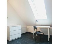 Light furnished room in a WG - 	
Uthyres