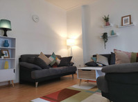 Nice 2 room apartment with balcony and large bathroom in a… - À louer