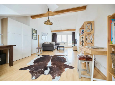 Modern furnished bright top floor apartment in top location… - Aluguel