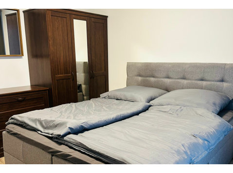 Newly Renovated & Modern: Fully Furnished 3-Bedroom… - Izīrē
