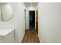 Newly Renovated & Modern: Fully Furnished 3-Bedroom… - Cho thuê