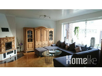 Holiday home in a good residential area with excellent… - Apartments