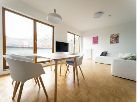 Beautiful penthouse apartment in Medienhafen - For Rent