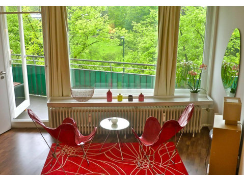 Beautiful suite in Düsseldorf with view over the park and… - Te Huur