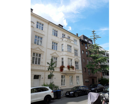 Central: Stylish 1-bedroom apartment in Unterbilk. - השכרה