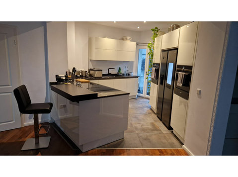 Zentrale, lichtgeflutete 114qm große 4-Zimmer-Altbauwohnung - Zu Vermieten