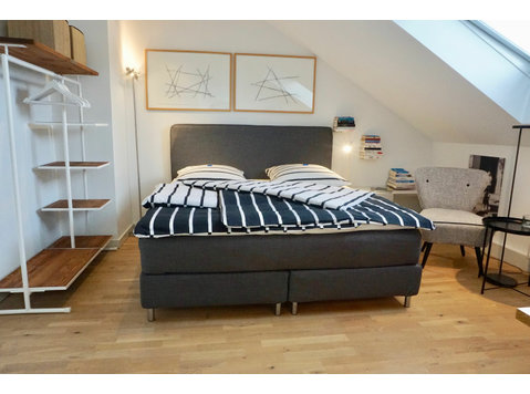 Privatzimmer Nr. 2 mit Gästeküche in einer von Düsseldorfs… - Zu Vermieten