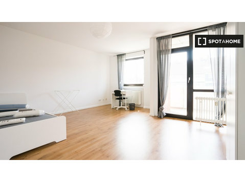 Room for rent in 4-bedroom apartment in Wersten, Dusseldorf - Vuokralle
