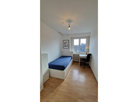 Wonderful Bright Room in a Shared Apartment, Düsseldorf… - For Rent