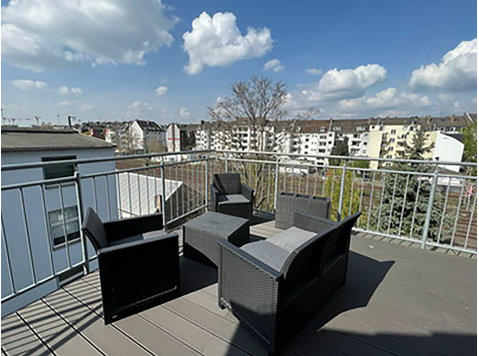 Wonderful bright apartment in Düsseldorf with a large roof… - K pronájmu
