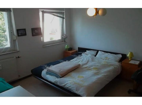 separate private room in a flat in Düsseldorf - เพื่อให้เช่า