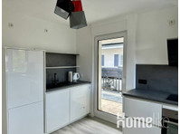 Fully renovated with patio and balcony, close to ISD and… - 아파트