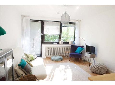 Sunny furnished apartment with balcony in Düsseltal - Lejligheder