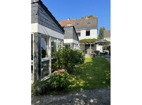 Cozy house with terrace and garden oasis for rent until… - Til Leie