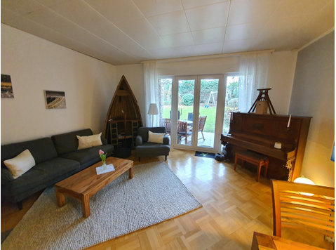 Quiet and large flat close to the Schlosspark - 	
Uthyres