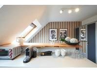 Stylish! Lovingly furnished top floor maisonette apartment… - À louer
