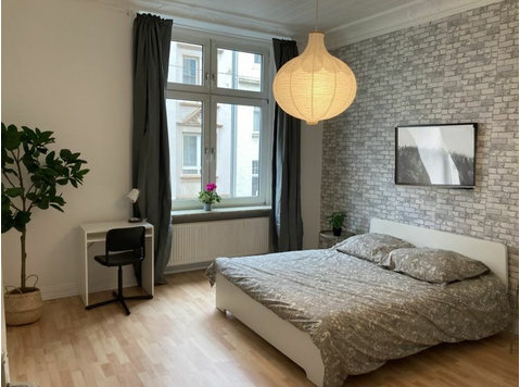 Beautiful, close to day care and schools, 10 min from train… - Kiadó
