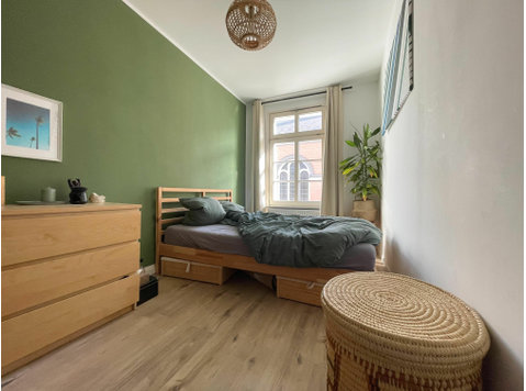 Modern and beautifully furnished flat right in the middle… - Til leje