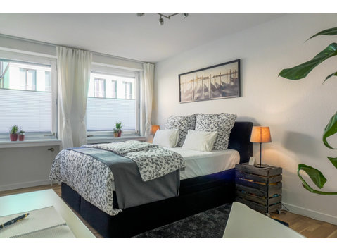 Modern business flat near Uni & Central Station - For Rent