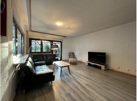 Sunlit Maisonette with Terrace, Balcony, and Home Office… - Annan üürile