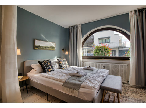 Studio Apt | Ground Floor | Queen Bed – ZachaStay - For Rent
