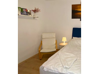 Private Room with Balcony and parking near Central station - Til Leie