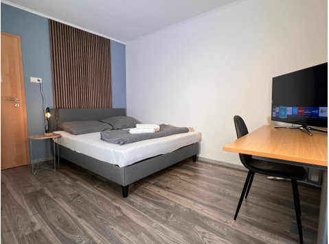 Private Room with Balcony and parking near Central station - For Rent