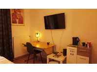 Private Room with Balcony and parking near Central station - À louer