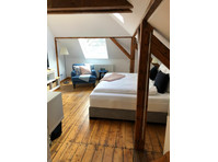 Charmante 1-Zimmer-Mansardenwohnung – Frisch renoviert und… - Zu Vermieten