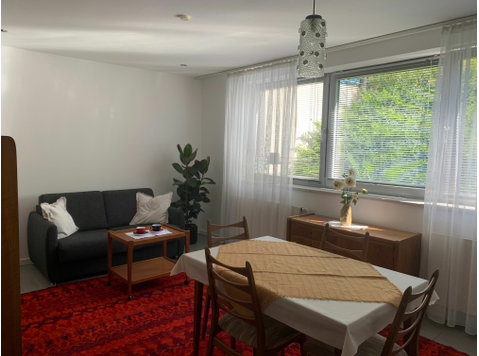 Helles Zimmer mit Vintageflair der 1960er Jahre -… - Zu Vermieten