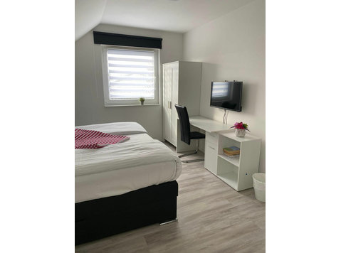 Furnished Room in Shared Apartment with ensuite Bathroom in… - Aluguel