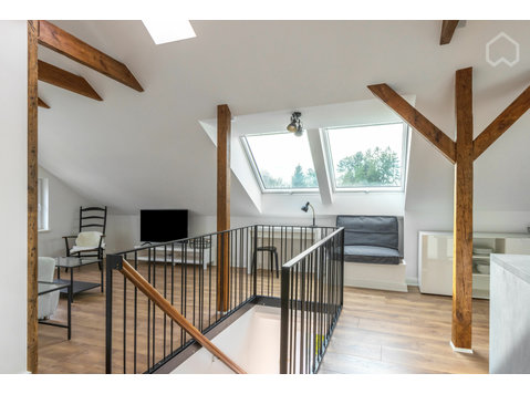 Dachgeschoss: Hochwertige und voll möblierte Wohnung in… - Zu Vermieten