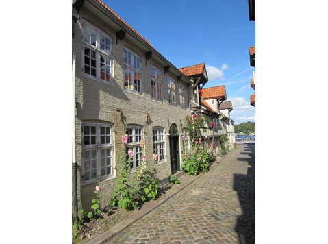 Stylish apartment in a listed house in Flensburg's best… - Annan üürile