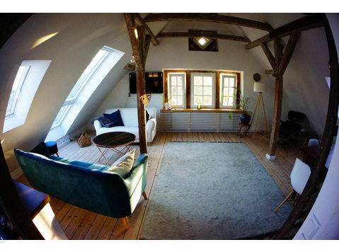 Beautiful central attic apartment in Wilhelminian style… - Vuokralle