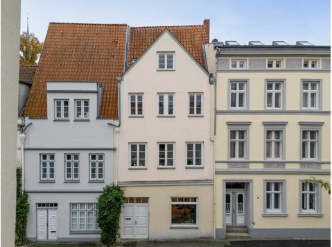 Bright, beautiful home in popular area - For Rent