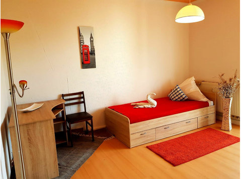 CO-LIVING, Cozy room in my apartment - De inchiriat