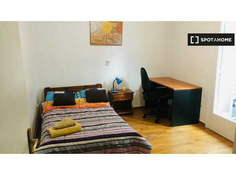 Pokój do wynajęcia w mieszkaniu z 2 sypialniami w Atenach -… - Do wynajęcia