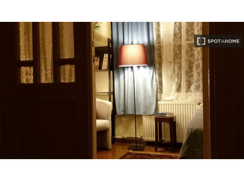 Zimmer zur Miete in 3-Bett-Wohnung in Athens Stadtzentrum - Zu Vermieten